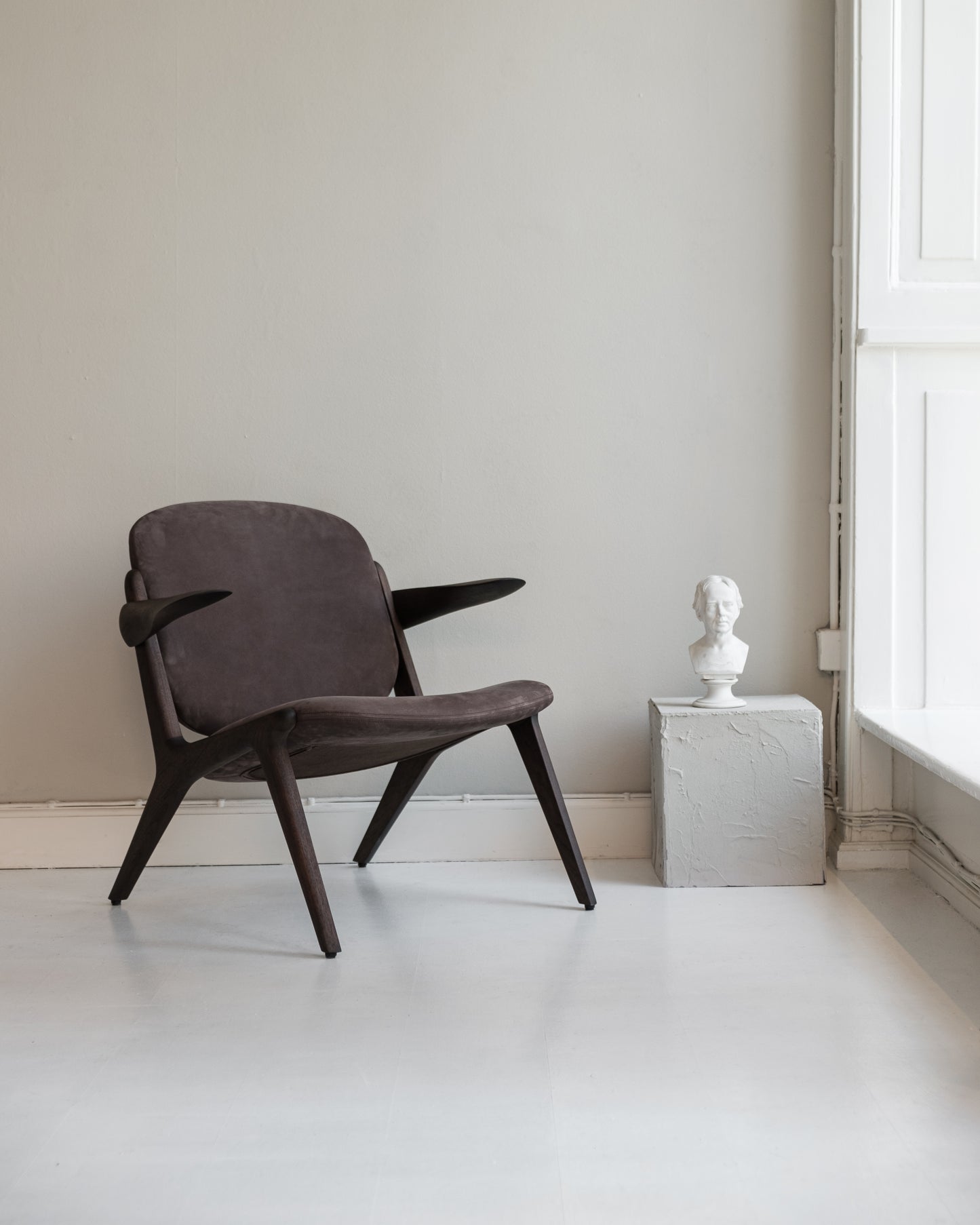 IS LOUNGE CHAIR