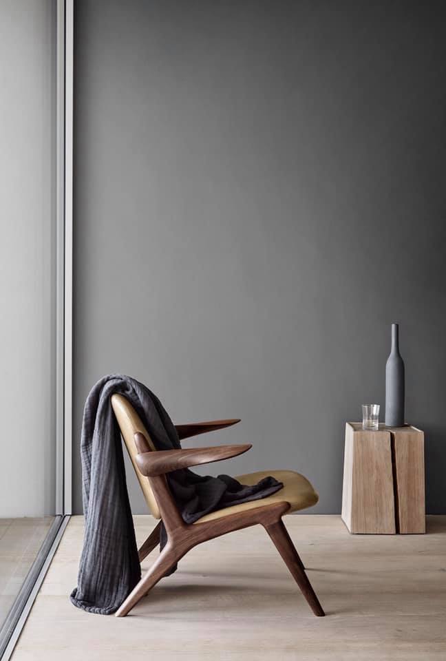 IS LOUNGE CHAIR