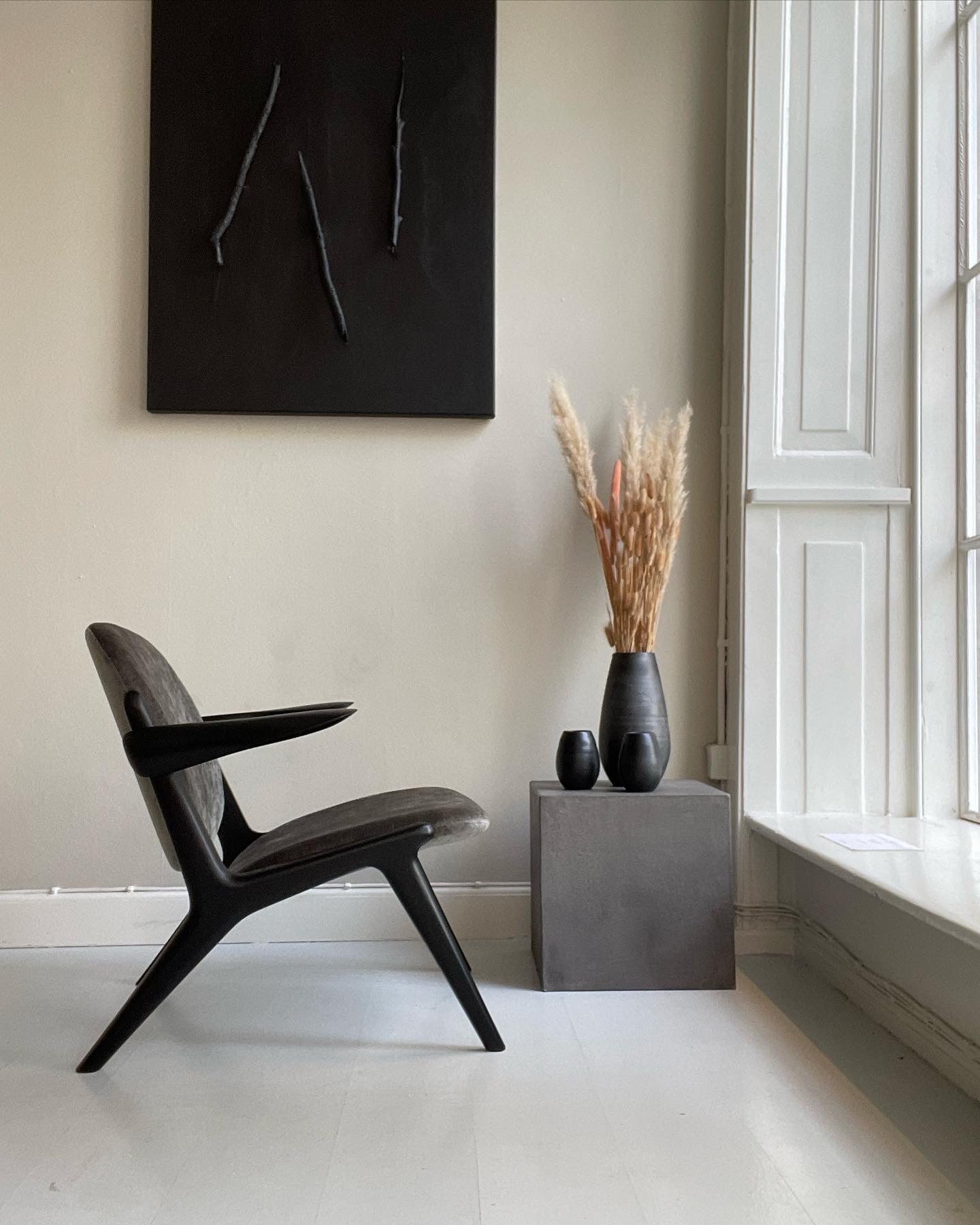 IS LOUNGE CHAIR