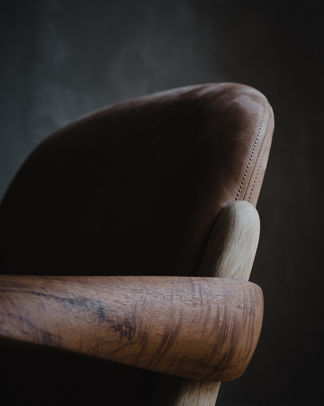 IS LOUNGE CHAIR