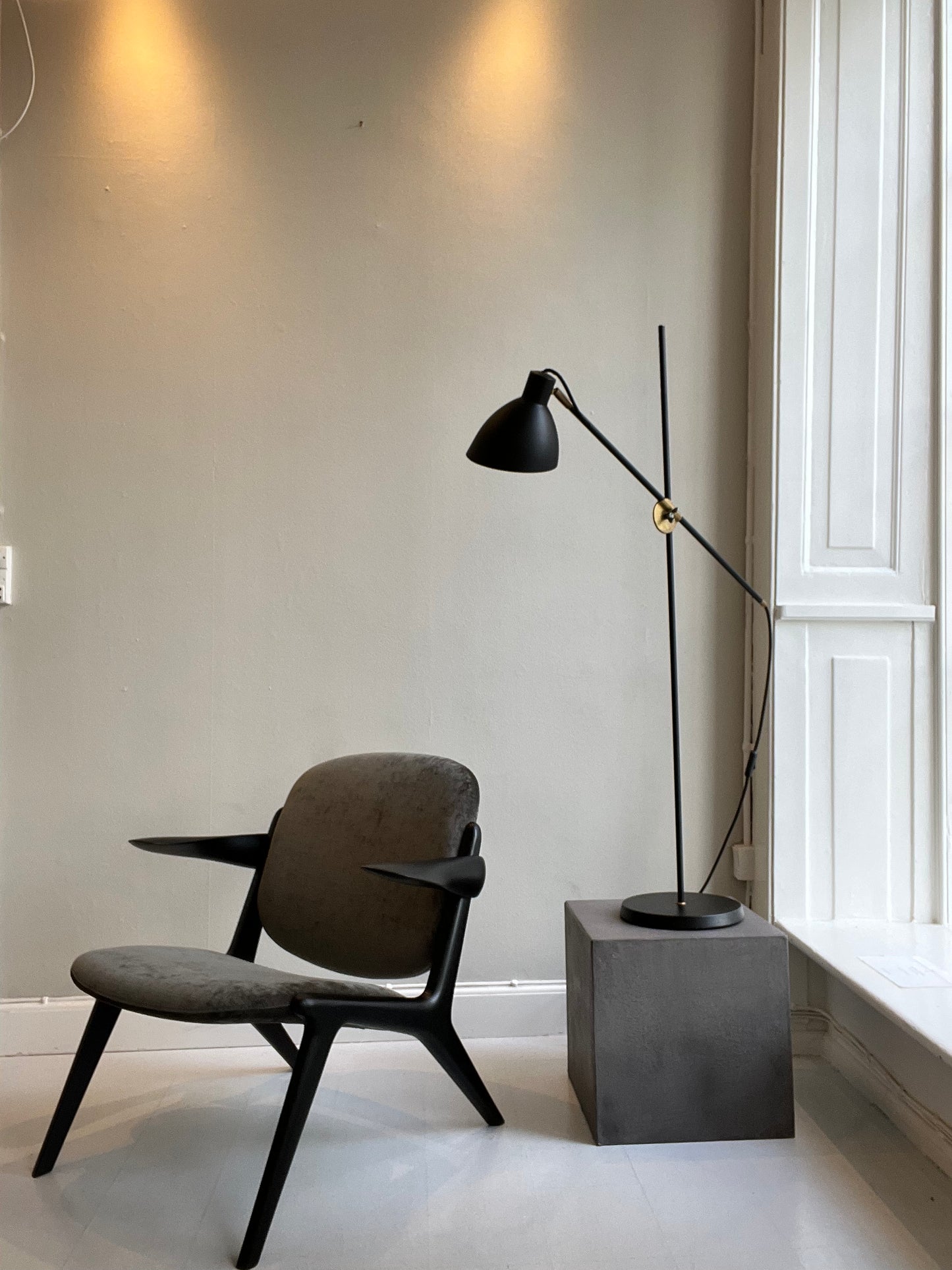 IS LOUNGE CHAIR