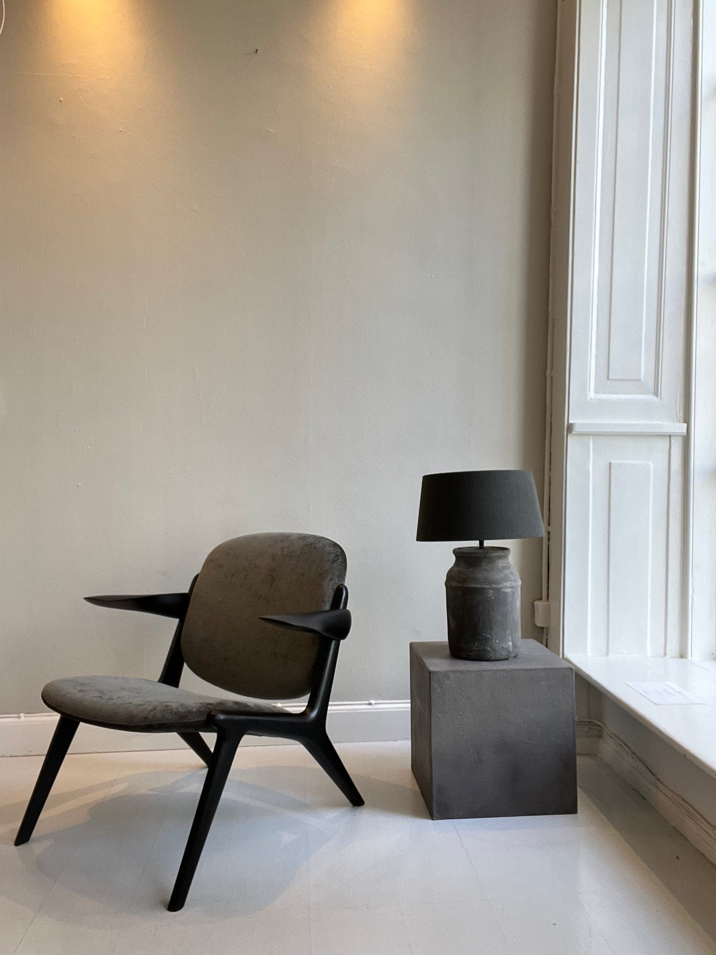 IS LOUNGE CHAIR