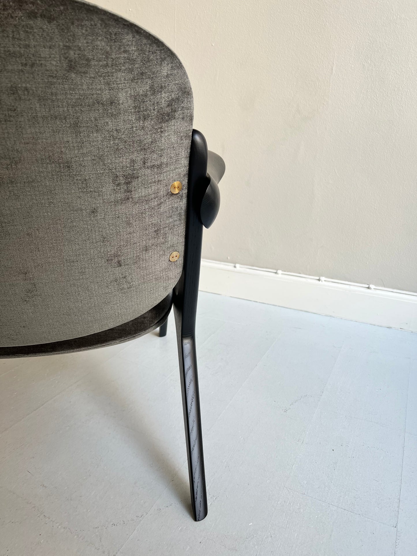 IS LOUNGE CHAIR