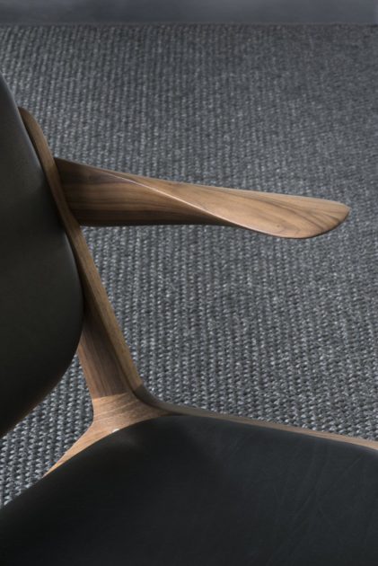 IS LOUNGE CHAIR