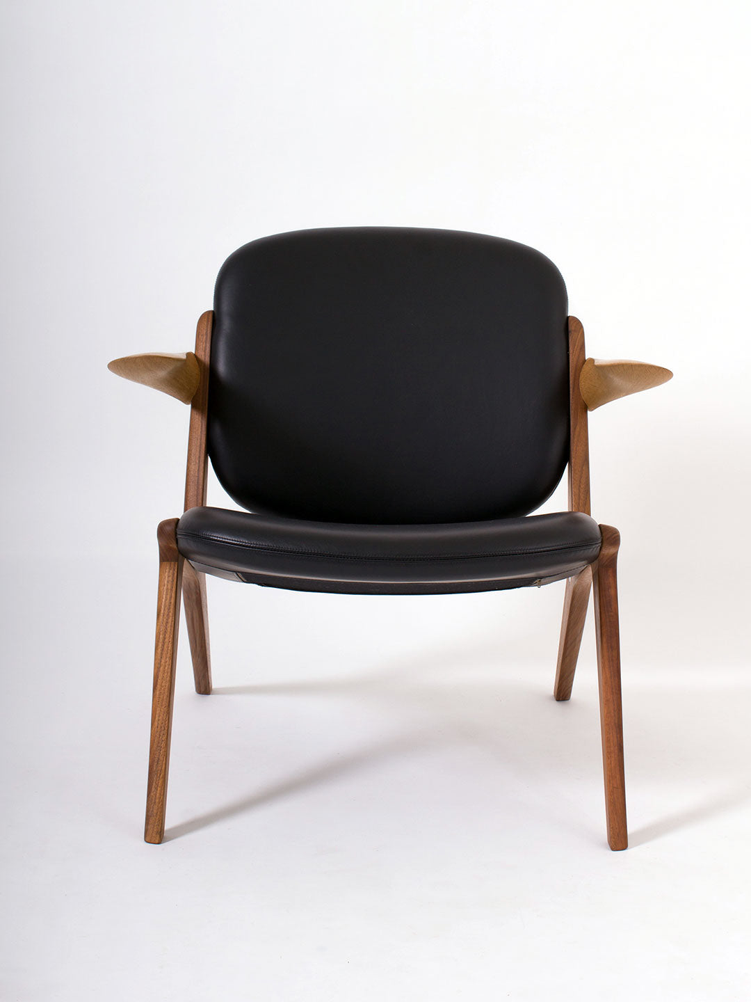 IS LOUNGE CHAIR