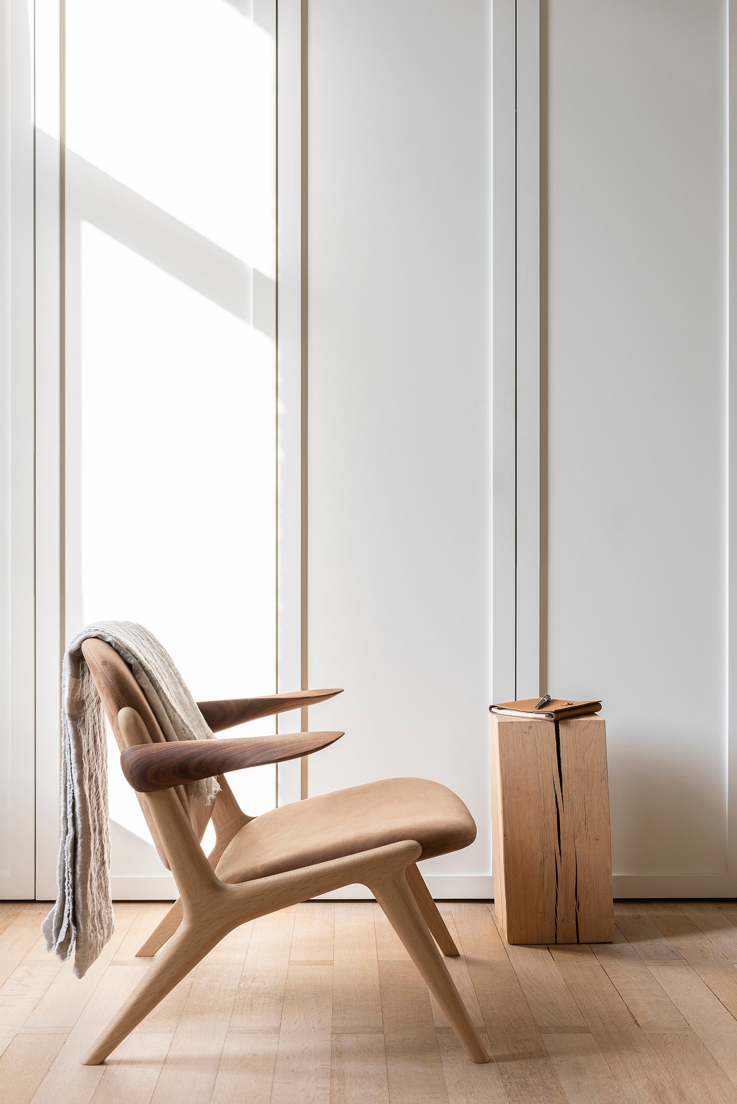 IS LOUNGE CHAIR