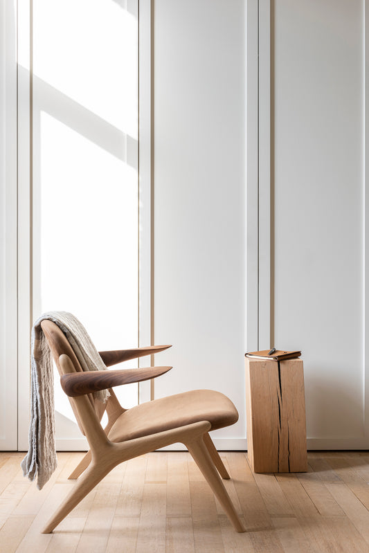 IS LOUNGE CHAIR
